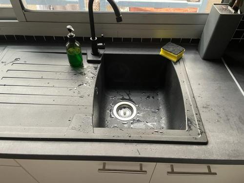a kitchen sink with a dirty counter top at Mado Coliving - Studio Appart, Chambre coin cuisine, Chambre in Douala