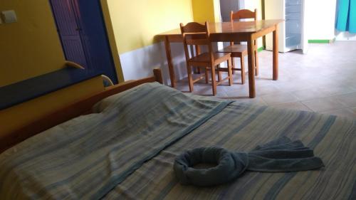 łóżko z ręcznikiem w pokoju w obiekcie capo verde vacanze é azalea w mieście Santa Maria