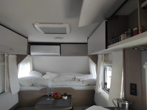 mały pokój z dwoma łóżkami w RV w obiekcie טבע של קרוואן w mieście Tyberiada