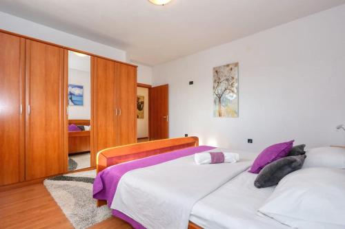 Giường trong phòng chung tại Villa Ana with pool, large garden, near Zadar