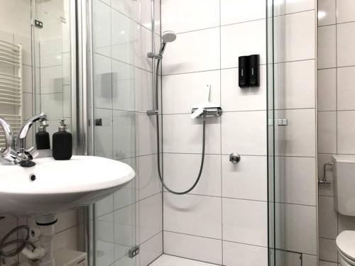 a bathroom with a shower and a sink at LIME HOMES: Küche, Balkon, Netflix in Hildesheim