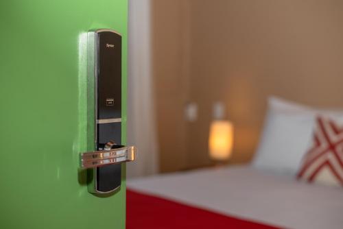 a green door to a bedroom with a bed at Porteño Loft Búzios in Búzios
