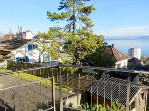 a view of the water from the balcony of a house at Chez Carole (4 pièces) in Neuchâtel