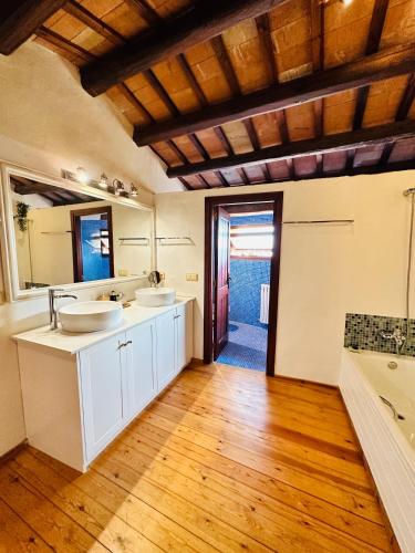 a bathroom with two sinks and a large mirror at B&B La Vista Brava in Platja  d'Aro