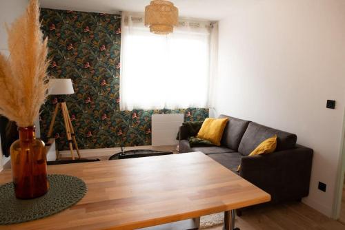 un salon avec un canapé et une table dans l'établissement Charmant T2 Rénové+Parking privé, à Aucamville