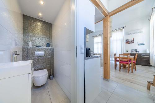 A bathroom at Souper Apartments Downtown-Király Street