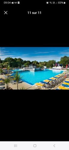 une photo d'une piscine avec des chaises et des parasols dans l'établissement Kerlann, à Pont-Aven