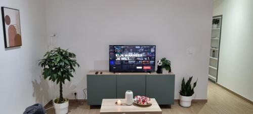 Televisyen dan/atau pusat hiburan di Worker's Lodge - 2 Bedrooms & Court yard - Antwerp Smooth Stays