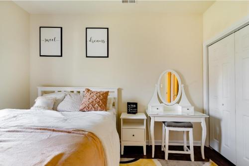 1 dormitorio con cama, mesa y espejo en Luxurious and Peaceful Room in Washington DC, en Washington