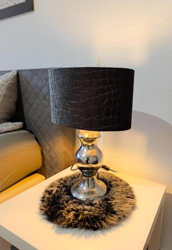 a lamp sitting on top of a table at EcoCube 142 - Balkon, 3Zimmer, Schlafsofa, Waschmaschine, Backofen, 6Pers in Meppen