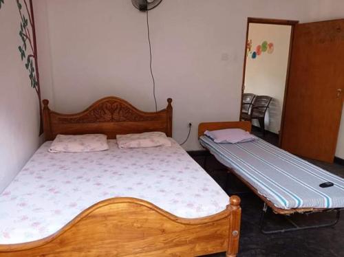1 dormitorio con 2 camas en una habitación en Puraya'S Lodge, en Anuradhapura