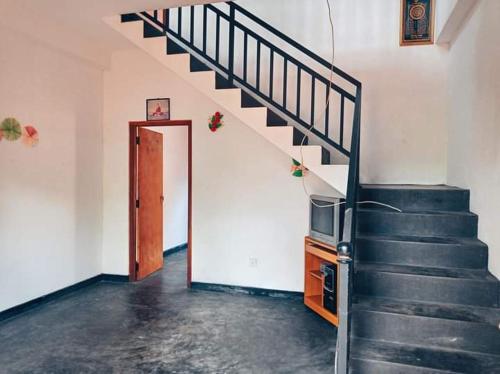 un couloir avec un escalier dans une maison dans l'établissement Puraya'S Lodge, à Anurâdhapura