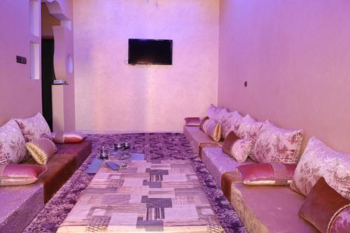 阿尤恩的住宿－Saffana Sahara Stay，带沙发和平面电视的客厅