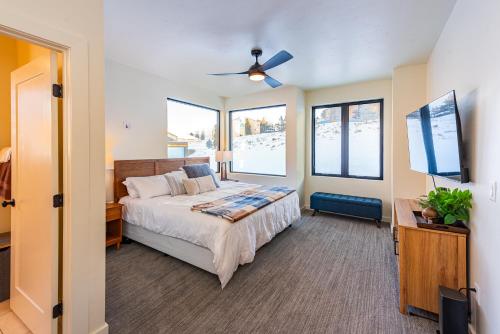 Кровать или кровати в номере Tranquil Getaway Granby, Colorado by StayLage