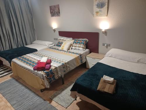 una habitación de hotel con 2 camas en una habitación en Alojamientos O Camiño, en A Coruña