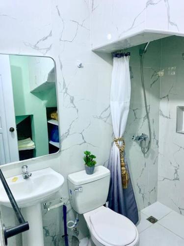 a bathroom with a toilet and a sink and a mirror at Apartaestudio Doña Rosa in San Pedro de Macorís