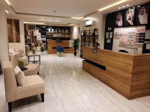 un magasin avec un salon de coiffure pourvu de chaises et d'un comptoir dans l'établissement دار داكن للشقق المخدومة, à Riyad