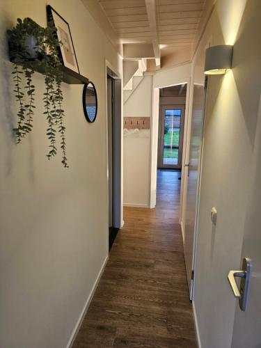 a hallway of a house with a door and a hallway at 6 pers. vakantiehuis aan visvijver op vakantiepark, Time4vacay in Gramsbergen