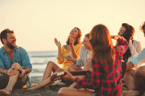 un gruppo di persone seduti sulla spiaggia di Jacobs Inn Barcelona a Barcellona