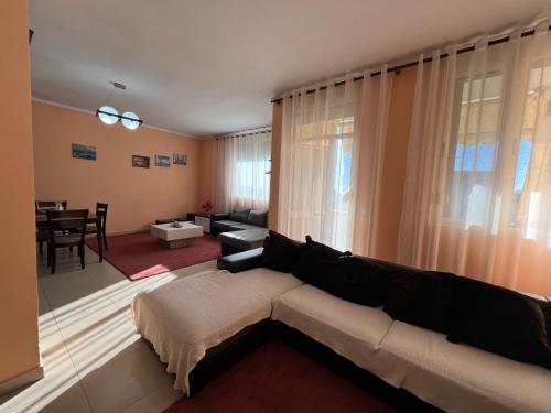 uma sala de estar com um sofá e uma mesa em Elbasan center family apartment n.42 em Elbasan