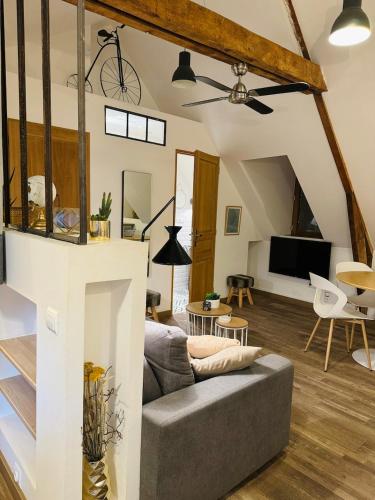 un salon avec un canapé et une télévision dans l'établissement Le Néo au 17, appartement cosy dans le centre historique de Rodez, à Rodez