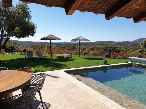 un patio avec une table et des chaises et une piscine dans l'établissement villas-majos : Superbe bergerie vue mer montagne piscine chauffée, à Sainte-Lucie de Porto-Vecchio
