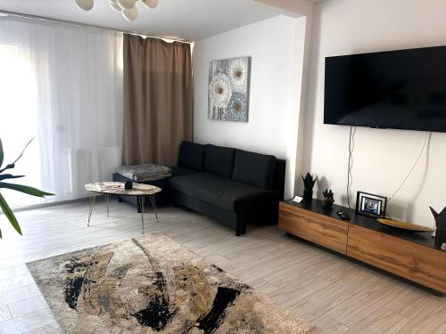 ColentinaにあるBrand New Apartment with Self check in - Spital Fundeni -Dragonul Rosuのリビングルーム(黒いソファ、薄型テレビ付)
