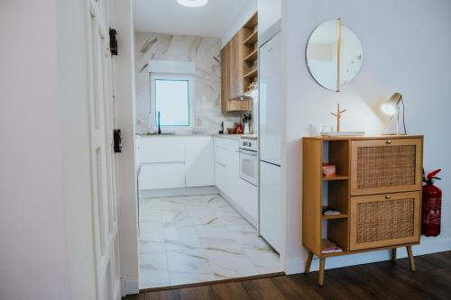 uma cozinha com paredes brancas e um espelho em Cámara25 VUT-4088-AS em Avilés