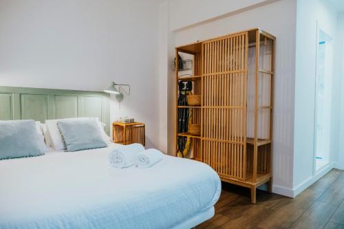 um quarto com uma cama e uma estante de livros em Cámara25 VUT-4088-AS em Avilés