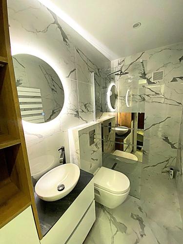 une salle de bain avec un lavabo blanc et des toilettes dans l'établissement Côte d'Azur Oasis Suites, à Nice
