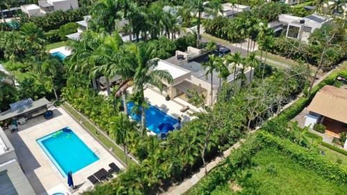 an aerial view of a resort with a swimming pool at Casa de campo Villavicencio in Villavicencio