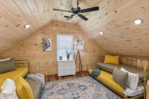 Zimmer mit 2 Betten und einem Deckenventilator in der Unterkunft ATV Trailer Parking/NEW/5 min to Natural Bridge in Campton