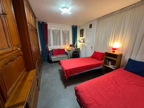 une chambre d'hôtel avec deux lits et une chaise dans l'établissement Les Dômes du Parc 4e App T3 et T1 proche de toutes commodités, à Clermont-Ferrand