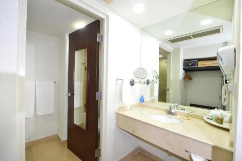 bagno con lavandino e specchio di HB Xalapa a Xalapa