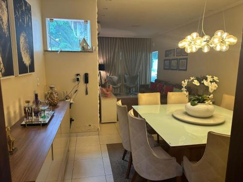 una cucina e una sala da pranzo con tavolo e sedie di Quarto em casa de condominio fechado a Santarém