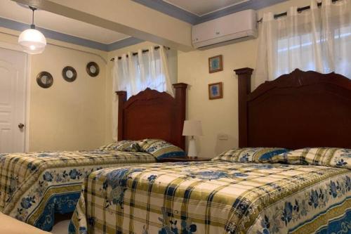 1 dormitorio con 2 camas en una habitación en Apartment in San Pedro de Macoris., en San Pedro de Macorís