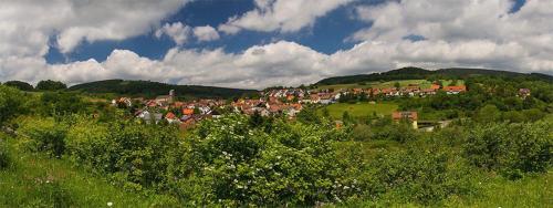een stad midden in een groen veld bij Gasthof Rhönlust in Bischofsheim an der Rhön