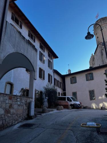 una calle vacía delante de un edificio en Residence Al Castello, en Trento