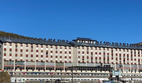 a large building with people standing on the roof at Vistas del Toneo in Puebla de Lillo