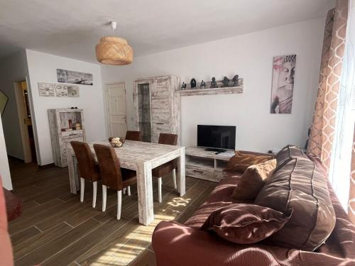een woonkamer met een tafel en een bank bij Casa Lucia in Puerto del Carmen