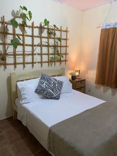 1 dormitorio con 1 cama con 2 almohadas en Casa Saracura, en Aguaçu