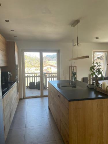 Kuchyň nebo kuchyňský kout v ubytování Wunderschönes 4 Zimmer Apartment mit Seeblick