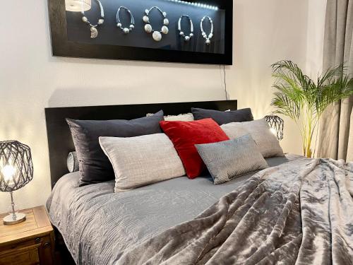 Un dormitorio con una cama con almohadas. en Tunnel Apartment - Nordbahntrasse, Kontaktloser Self-Check-in, Netflix, en Wuppertal