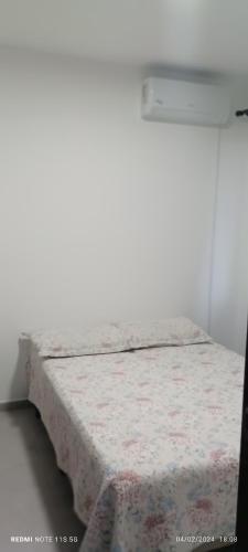 ゴヴェルナドール・セウソ・ラーモスにあるCanto da Naturezaのベッド1台が備わる客室です。