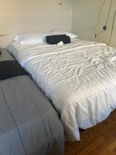 Cama ou camas em um quarto em Private room in newark available#D