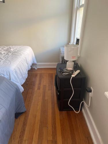 Cama ou camas em um quarto em Private room in newark available#D