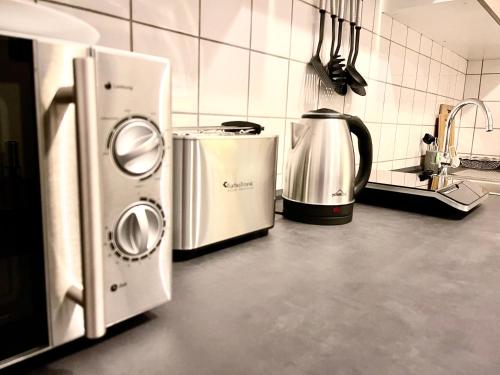 cocina con 2 tostadora y cafetera en Tunnel Apartment - Nordbahntrasse, Kontaktloser Self-Check-in, Netflix en Wuppertal