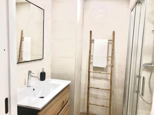 a bathroom with a sink and a shower at Duplex nueva construcción en Málaga-Centro in Málaga