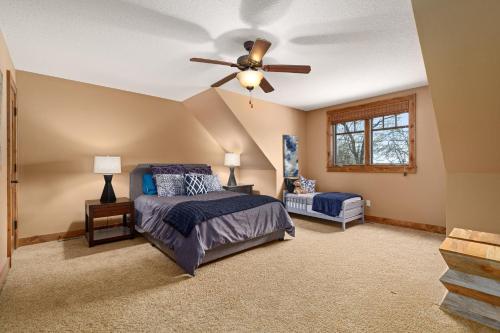Schlafzimmer mit einem Bett und einem Deckenventilator in der Unterkunft Oak Haven On Leech Lake in Cass Lake