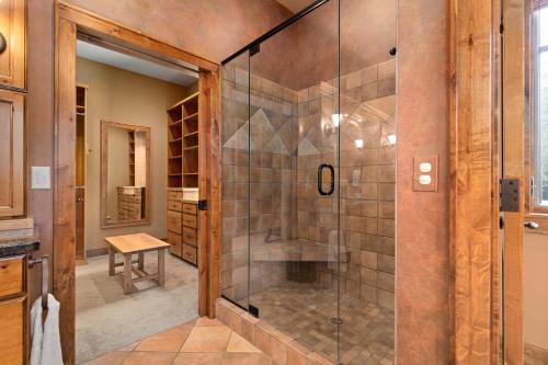 Cass Lake的住宿－Oak Haven On Leech Lake，带淋浴的浴室和玻璃门